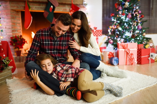 Ouders met hun dochtertje slapen in hun woonkamer