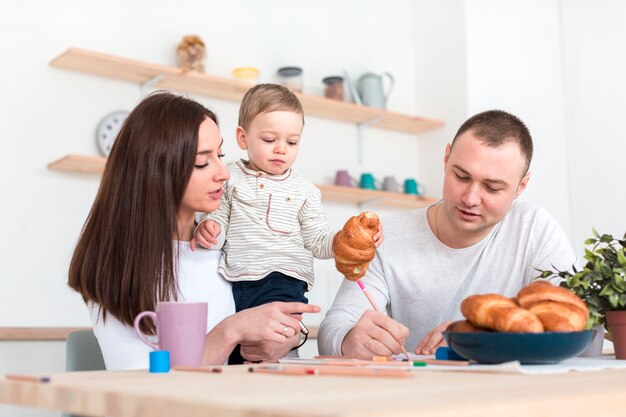 Ouders met kind aan de keukentafel