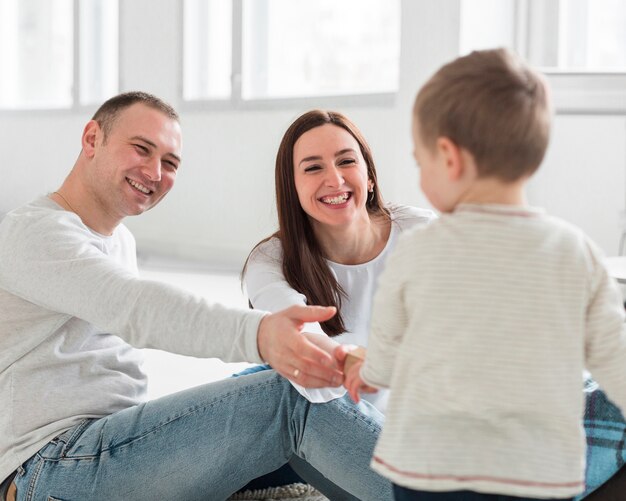 Ouders spelen met kind