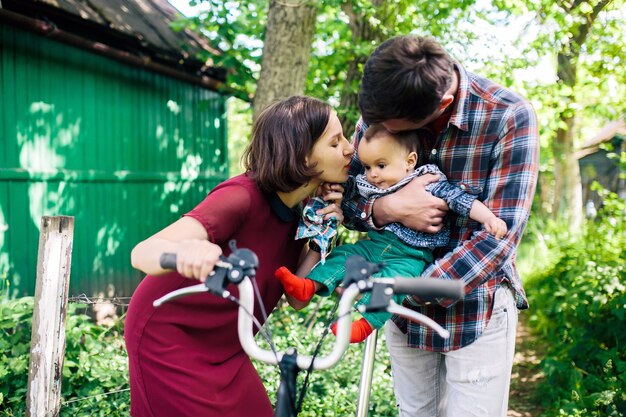 Ouders troostend kind zitten op de fiets