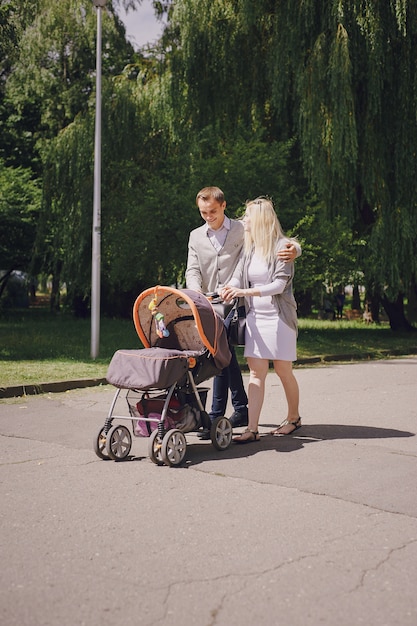 Ouders wandelen een kinderwagen