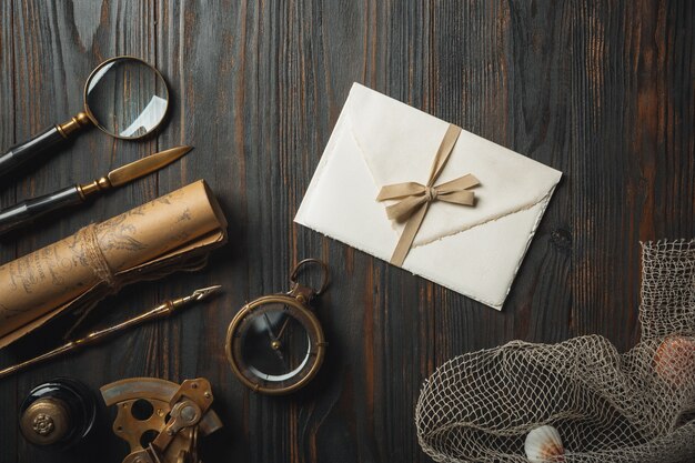 Ouderwetse plat lag met brieven schrijven accessoires op donkere houten tafel