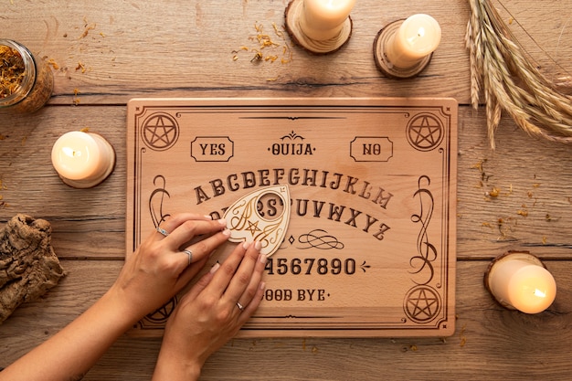 Ouija bord en kaarsen arrangement bovenaanzicht