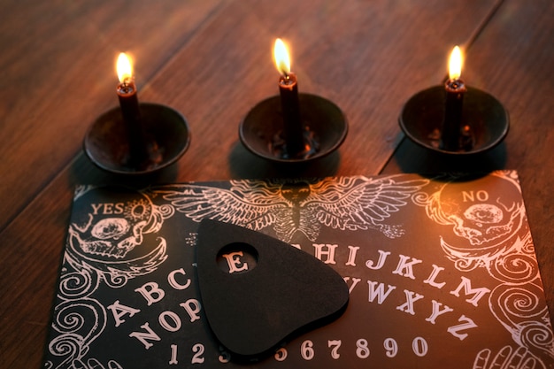 Gratis foto ouija bord en kaarsen arrangement