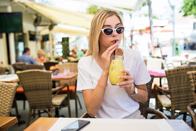 Gratis foto outdoor mode schoonheid portret van elegante dame met ogen zonnebril