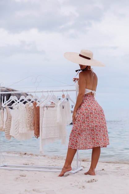 Outdoor strandwinkel voor gebreide kleding vrouw keuze wat te kopen bij vloerhanger Zomer gebreide kledingconcept