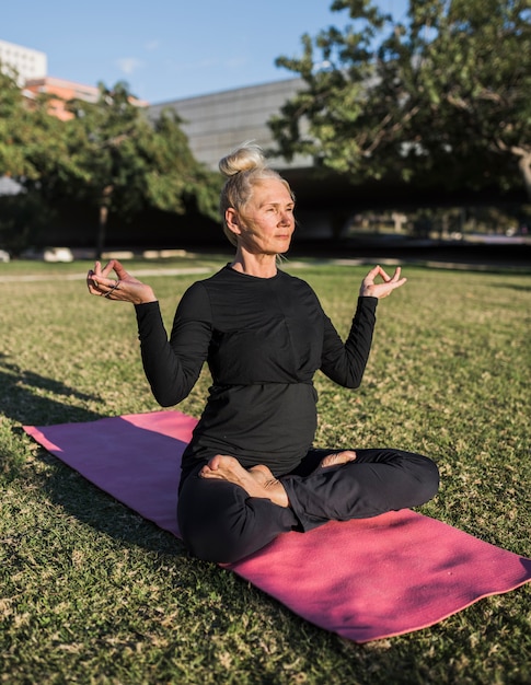 Gratis foto outdoor yoga