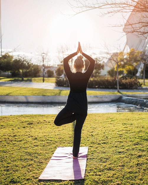 Gratis foto outdoor yoga