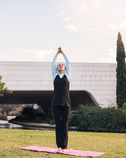 Gratis foto outdoor yoga