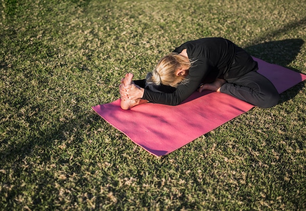 Gratis foto outdoor yoga