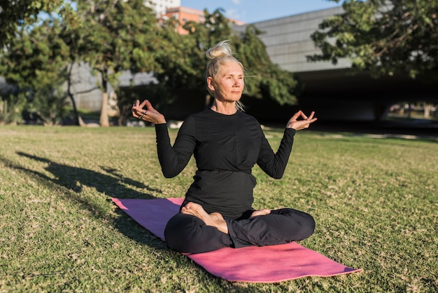 Gratis foto outdoor yoga