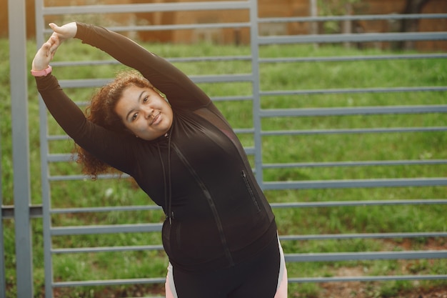 Gratis foto over de grootte van een vrouw die rekoefeningen doet