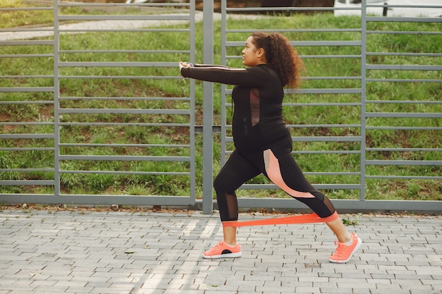 Gratis foto over de grootte van een vrouw die rekoefeningen doet