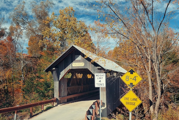 Overdekte brug in Vermont in de herfst
