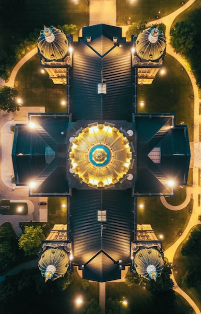 Overhead drone shot van een groot kerkdak 's nachts