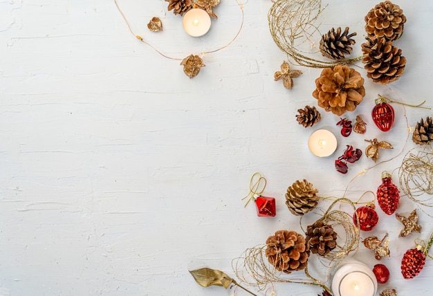 Overhead schot van een rustieke kleurrijke kerst-decors op witte houten tafel met ruimte voor uw tekst