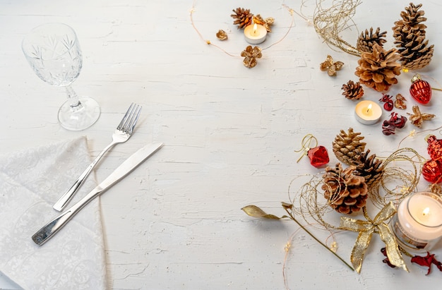 Overhead schot van een rustieke kleurrijke kerst eettafel met decors en ruimte voor tekst