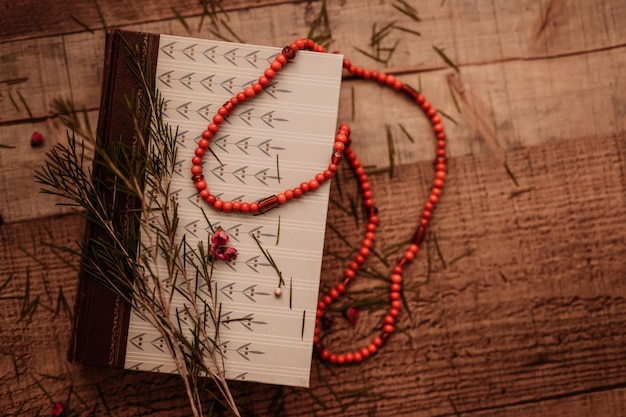 Overhead shot van een oud boek in een vintage setting