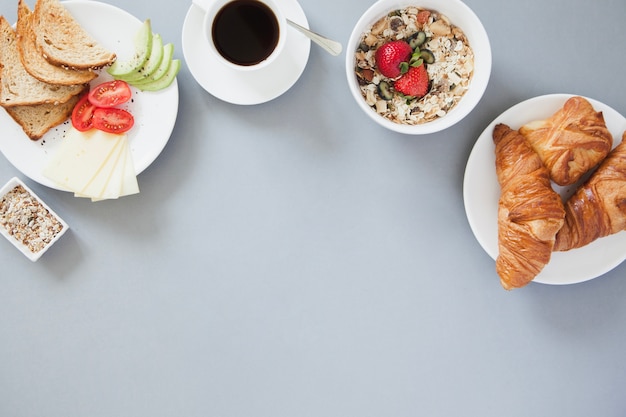 Overhead uitzicht op gezond ontbijt met koffie