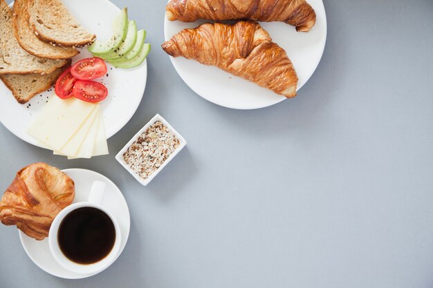 Overhead uitzicht op gezond ontbijt met koffie