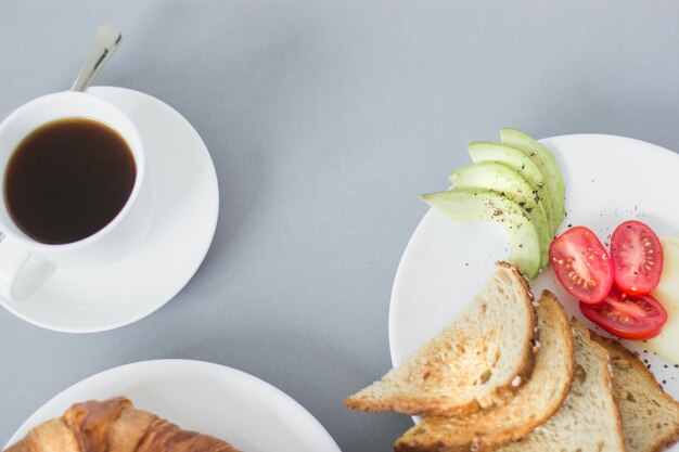 Overhead uitzicht op koffie en ontbijtplaten