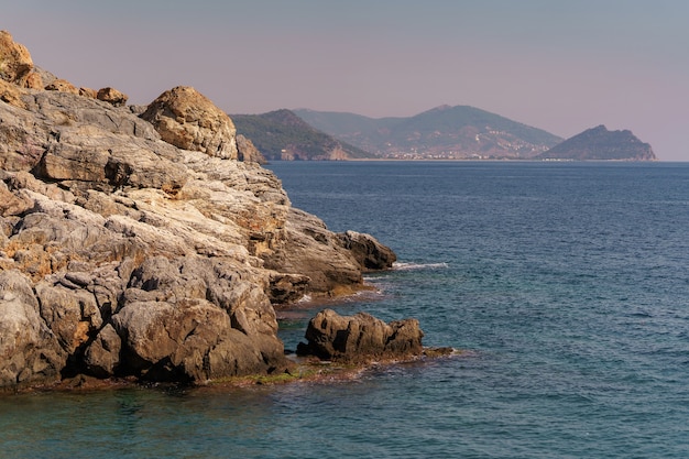 Overzees landschap met rotsachtige kustlijn in turkije