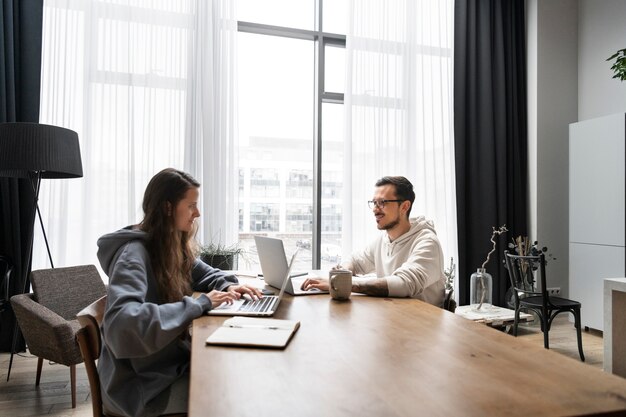 Paar aan bureau werken samen vanuit huis