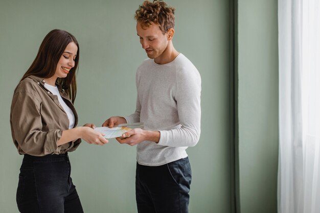 Paar bespreken opknappen van het huis met behulp van verfpalet