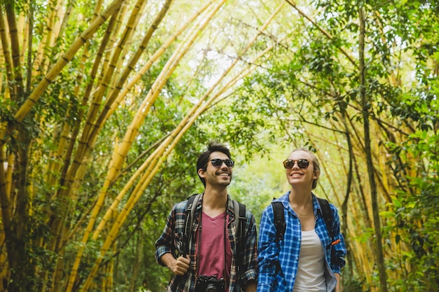 Gratis foto paar bewonderend bamboe bos