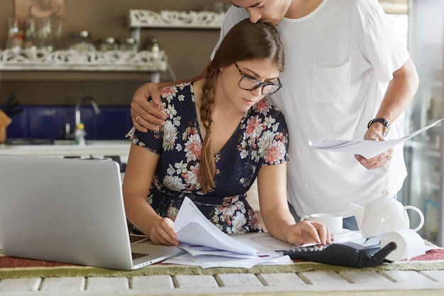 Gratis foto paar budgetbeheer samen in de keuken