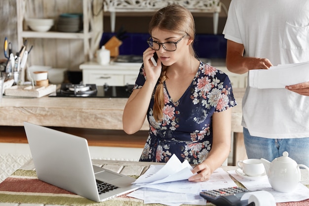 Gratis foto paar budgetbeheer samen in de keuken