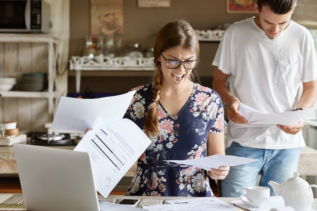 Gratis foto paar budgetbeheer samen in de keuken