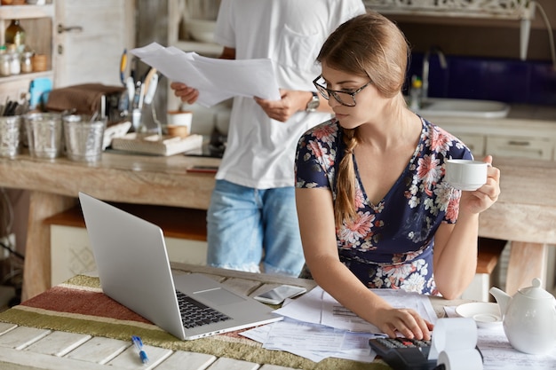 Gratis foto paar budgetbeheer samen in de keuken