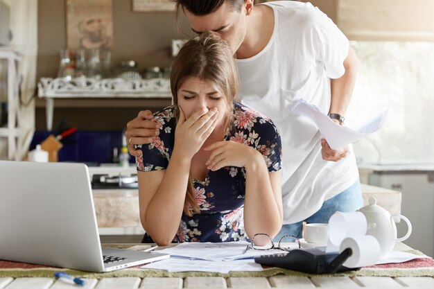 Paar budgetbeheer samen in de keuken