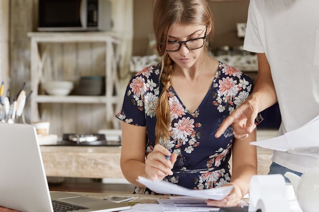 Paar budgetbeheer samen in de keuken