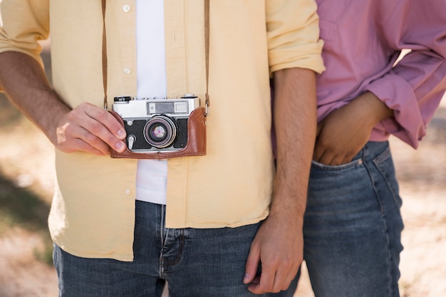 Paar buitenshuis poseren met camera