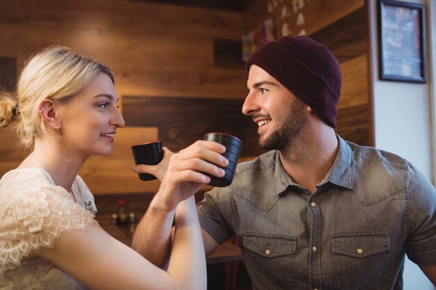 Paar dat belangendrank in restaurant heeft