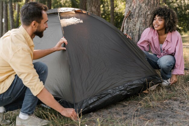 Paar dat buiten tent plaatst