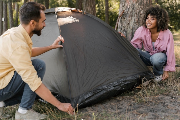 Paar dat buiten tent plaatst