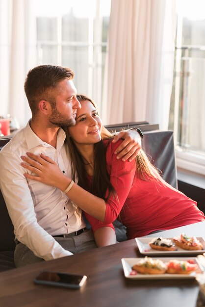 Paar dat diner heeft bij een restaurant