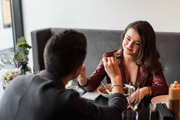 Gratis foto paar dat diner heeft bij een restaurant