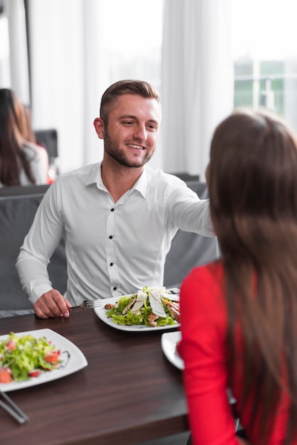 Paar dat diner heeft bij een restaurant