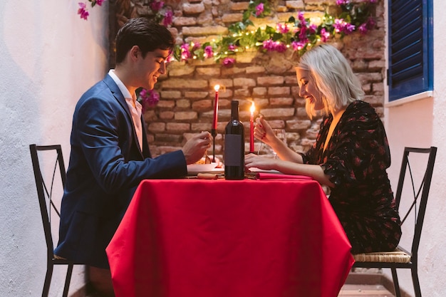 Paar dat diner op valentijnskaartendag heeft