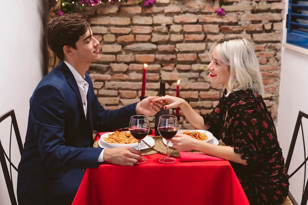 Paar dat diner op valentijnskaartendag heeft