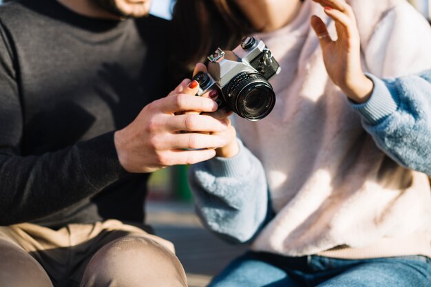 Paar dat een camera bekijkt