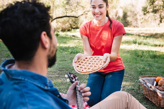 Paar dat een picknick in aard doet