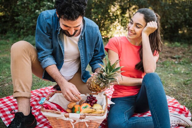 Gratis foto paar dat een picknick met vruchten heeft