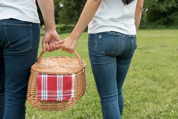 Paar dat een picknickmand houdt