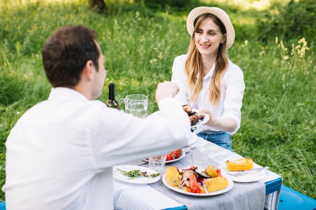 Paar dat een romantische picknick in aard doet