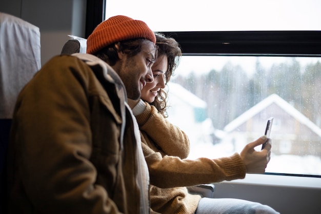 Paar dat een selfie maakt tijdens het reizen met de trein